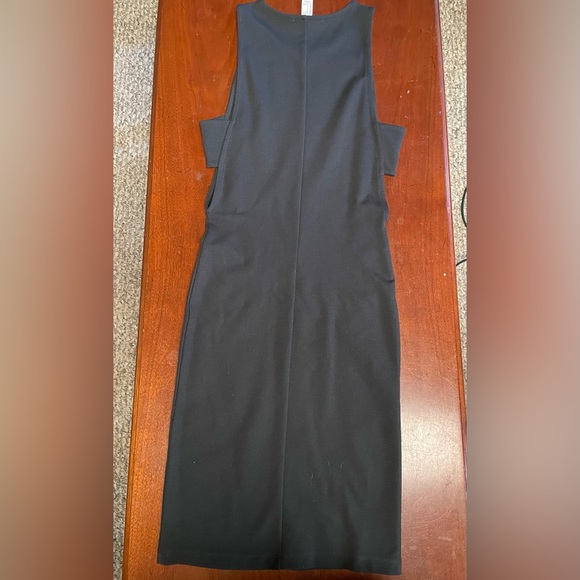 Long black sleeveless dress with side design - Picture 2 of 4